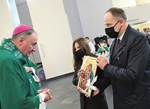 ▲	W procesji z darami przedstawiciele rodzin z diecezji przynieśli ikonę Świętej Rodziny.