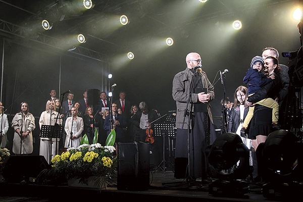 ▲	Wzruszona rodzina Krystianka dziękowała ze sceny wszystkim za wsparcie.