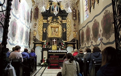 ▲	Kaplica z cudownym obrazem Matki Bożej Bocheńskiej wypełniona wiernymi w czasie odpustu.