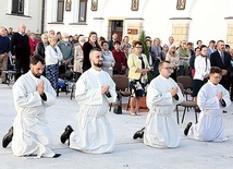 ▲	Nowo wyświęceni.