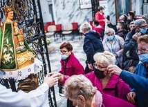 ▼	Pielgrzymi mogli z bliska pokłonić się cudownej figurce Matki Bożej.