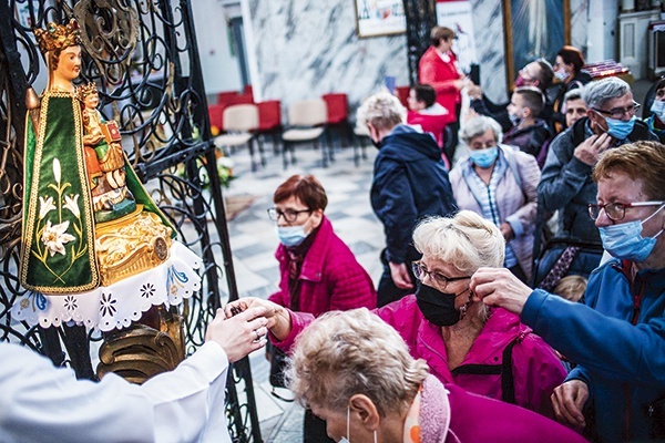 ▼	Pielgrzymi mogli z bliska pokłonić się cudownej figurce Matki Bożej.