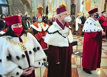 W liturgii uczestniczył rektor KUL ks. prof. Mirosław Kalinowski (w środku).