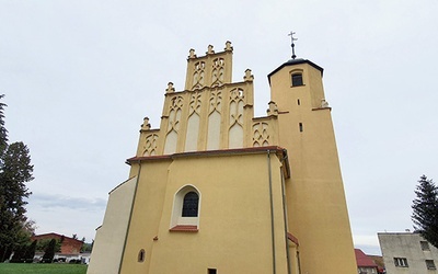 ▲	Jednym z ciekawszych rozwiązań architektonicznych jest fasada zachodnia ozdobiona późnogotyckim szczytem sterczynowym.