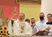 Ojciec Sławomir Zieliński pobłogosławił wiernych papieskim relikwiarzem. 