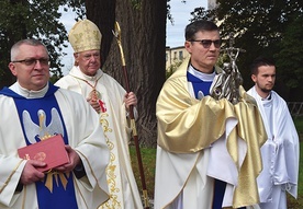 	Do parafii w Boczkach wprowadzono relikwie papieża Polaka.