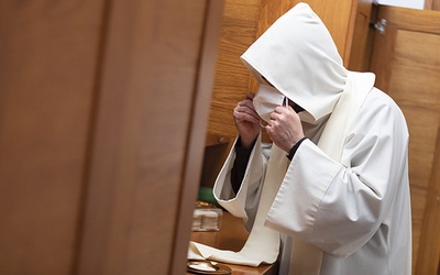 Kapłani muszą zachować szczególne środki ostrożności w kontaktach z osobami starszymi i chorymi.