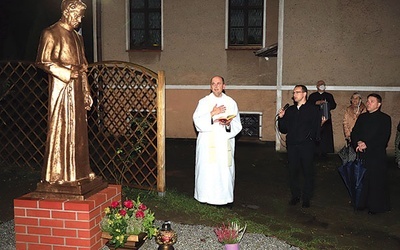 ▲	Pomnik założyciela Towarzystwa Boskiego Zbawiciela przypomina o nadchodzącej beatyfikacji.