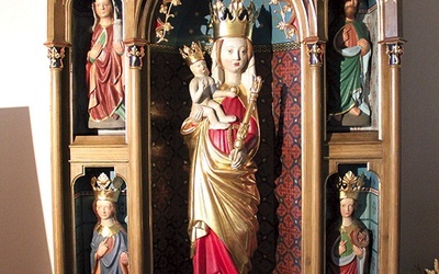 ▲	 Najstarszym wyposażeniem kościoła w Bielanach Wrocławskich jest zespół rzeźb z dawnego, średniowiecznego ołtarza. Są umieszczone w neogotyckiej, XIX-wiecznej nastawie. W centrum jest figura Matki Bożej z początku XV w.