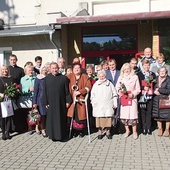 ▲	Pamiątkowe zdjęcie wolontariuszy, dawnego i obecnego proboszcza oraz gości z innych parafii.