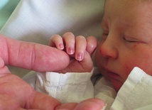 Jeśli TK uzna niezgodność tej przesłanki z ustawą zasadniczą, dzieci „podejrzane” o chorobę dostaną szansę na przeżycie.