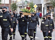 Relikwiarz nieśli przedstawiciele różnych stanów i zawodów, m.in. strażacy.