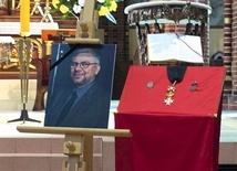 Obok zdjęcia zmarłego umieszczone były jego krzyż maltański i odznaczenia.