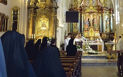 Modlitwa w kościele Podwyższenia Krzyża Świętego w Gliwicach.