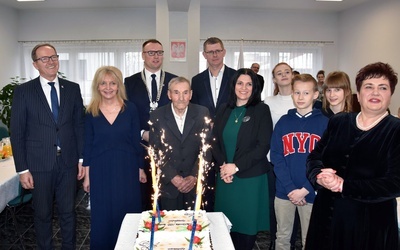 Setne urodziny Władysława Armentowicza. Z jubilatem (w środku) najbliżsi i przedstawiciele lokalnych władz.