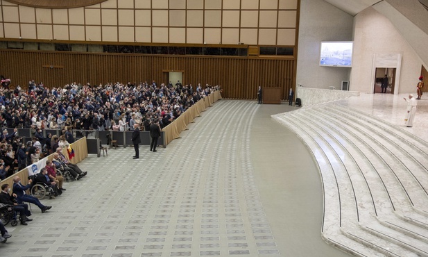Papież daje dobry przykład ostrożności w czasie pandemii