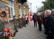 Opozycjoniści okresu PRL-u i działacze Solidarności złożyli kwiaty pod tablicą, umieszczoną na ścianie kamienicy, gdzie w prywatnym mieszkaniu odbyło się pierwsze spotkanie Międzyzakładowej Komisji Założycielskiej NSZZ "Solidarność".