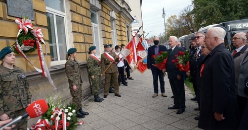 Opozycjoniści okresu PRL-u i działacze Solidarności złożyli kwiaty pod tablicą, umieszczoną na ścianie kamienicy, gdzie w prywatnym mieszkaniu odbyło się pierwsze spotkanie Międzyzakładowej Komisji Założycielskiej NSZZ "Solidarność".