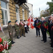 Opozycjoniści okresu PRL-u i działacze Solidarności złożyli kwiaty pod tablicą, umieszczoną na ścianie kamienicy, gdzie w prywatnym mieszkaniu odbyło się pierwsze spotkanie Międzyzakładowej Komisji Założycielskiej NSZZ "Solidarność".