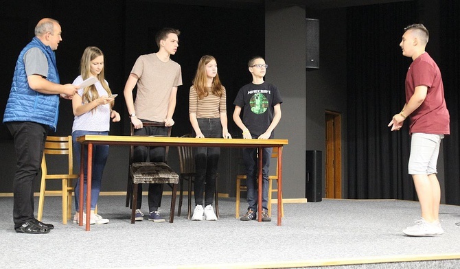 Młodzi aktorzy i ks. Sebastian Fajfer podczas wrześniowej próby "Hioba".