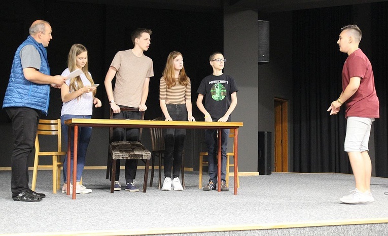 Młodzi aktorzy i ks. Sebastian Fajfer podczas wrześniowej próby "Hioba".