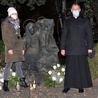 Ks. Sławomir Adamczyk i Kamila Rzepka przy Figurze Maryi Matki Życia, gdzie odmówiono modlitwę różańcową.