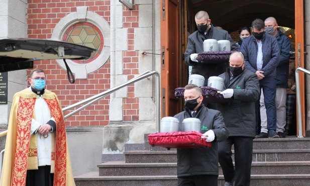 Spopielone ciała 384 dzieci nienarodzonych umieszczono w ośmiu urnach.
