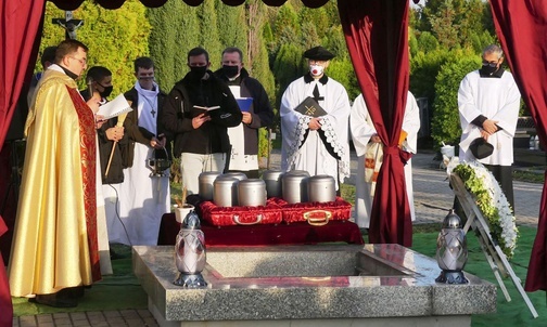 Urny ze spopielonymi ciałami dzieci umieszczono w Grobowcu Dzieci Nienarodzonych na cmentarzu komunalnym.