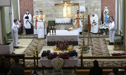 Msza św. w intencji dzieci utraconych i ich rodziców w kościele św. Małgorzaty w Kamienicy.