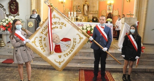 Trzebicz. Szkoła podstawowa otrzymała imię św. Jana Pawła II 