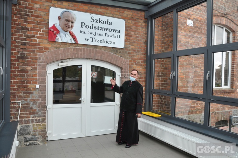 Nadanie imienia św. Jana Pawła II szkole podstawowej w Trzebiczu