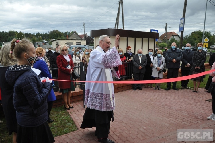 Nadanie imienia św. Jana Pawła II szkole podstawowej w Trzebiczu