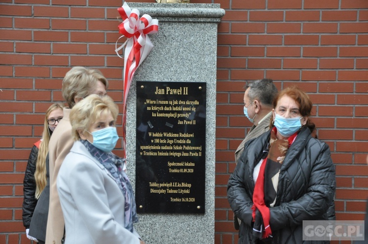 Nadanie imienia św. Jana Pawła II szkole podstawowej w Trzebiczu