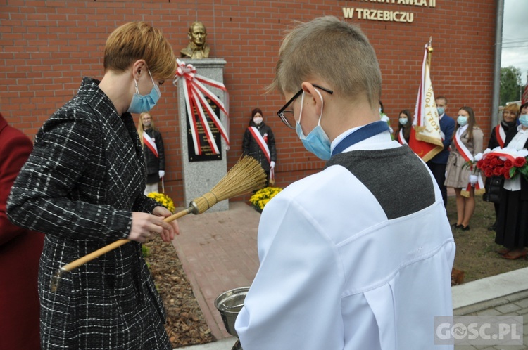 Nadanie imienia św. Jana Pawła II szkole podstawowej w Trzebiczu