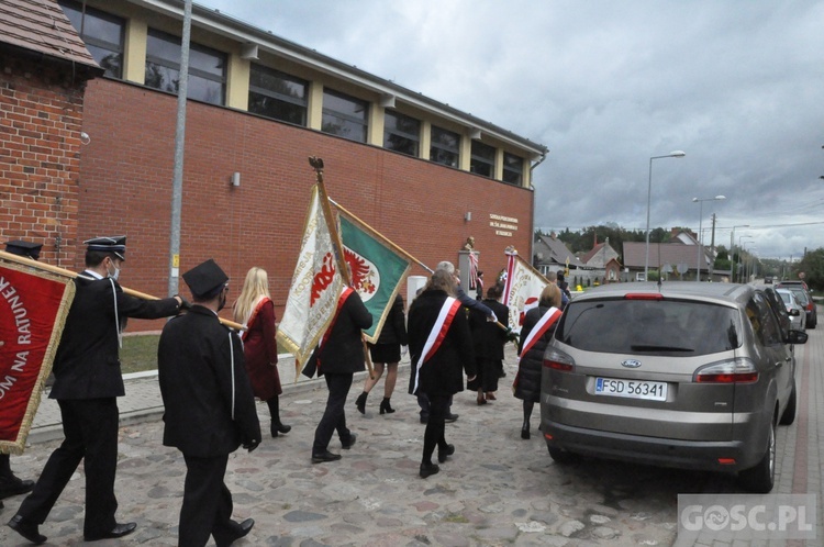 Nadanie imienia św. Jana Pawła II szkole podstawowej w Trzebiczu