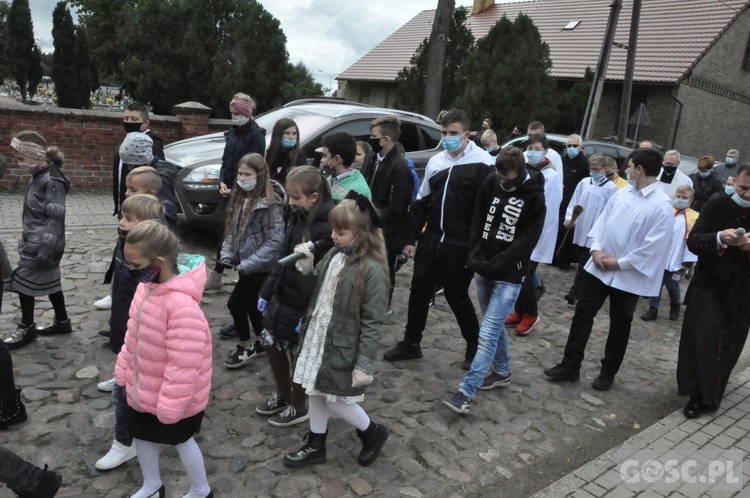 Nadanie imienia św. Jana Pawła II szkole podstawowej w Trzebiczu