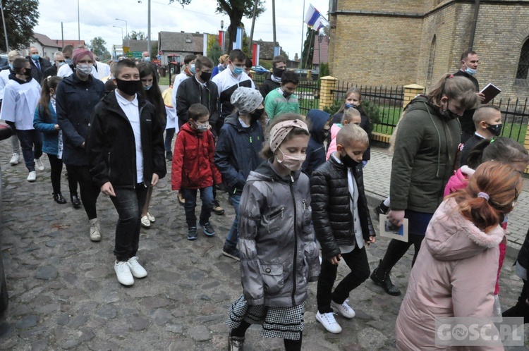 Nadanie imienia św. Jana Pawła II szkole podstawowej w Trzebiczu