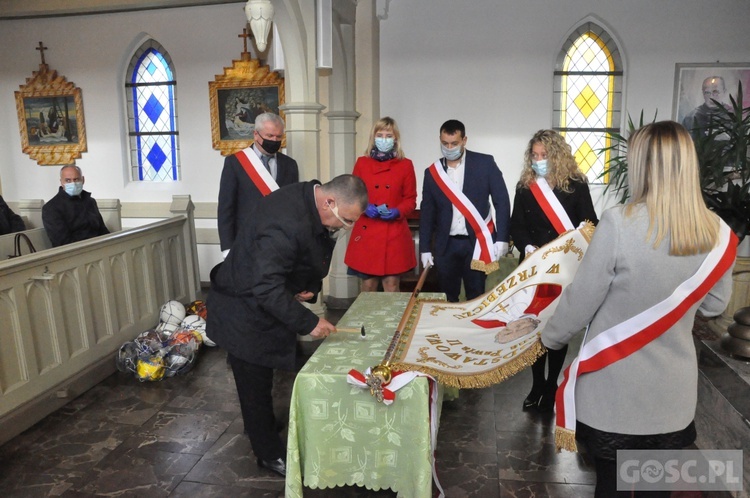 Nadanie imienia św. Jana Pawła II szkole podstawowej w Trzebiczu