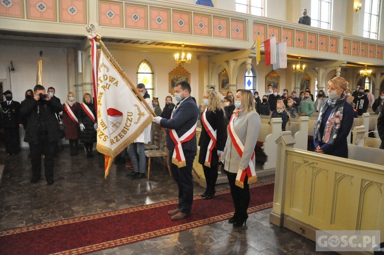 Nadanie imienia św. Jana Pawła II szkole podstawowej w Trzebiczu