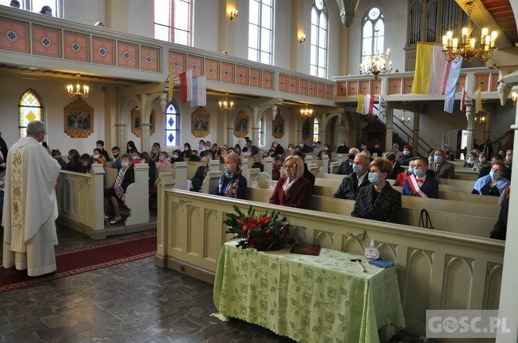 Nadanie imienia św. Jana Pawła II szkole podstawowej w Trzebiczu