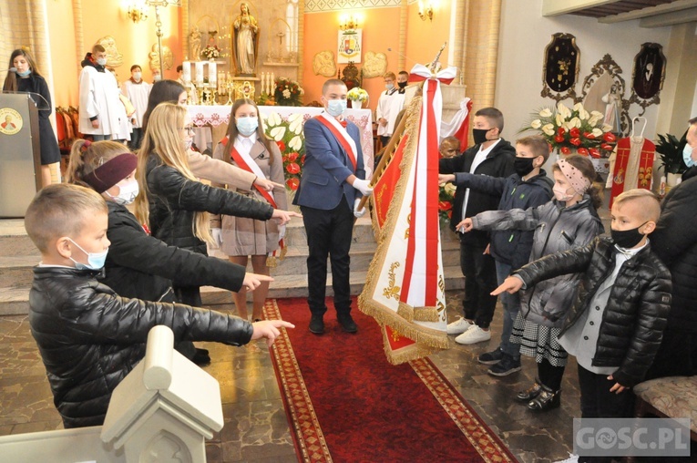 Nadanie imienia św. Jana Pawła II szkole podstawowej w Trzebiczu