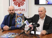 Do wsparcia dzieł charytatywnych zachęcają ks. Damian Drabikowski i Zbigniew Miazga.