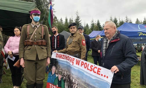 Krzysztof Kopik, bratanek porucznika (pierwszy z prawej) dziękował za pamięć o bohaterze.