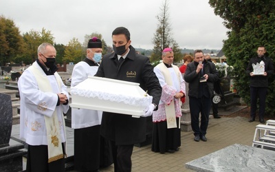 Tuchów. Pierwszy pochówek dzieci, które zmarły przed urodzeniem