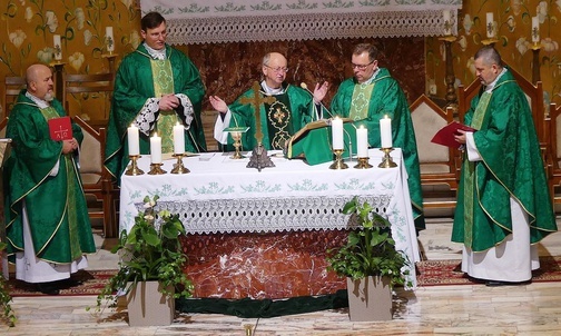 Od lewej księża: Mirosław Kareta, Marcin Hałas, Józef Walusiak, Stanisław Wójcik i Marcin Kulig podczas jubileuszowej Mszy św. na Złotych Łanach.