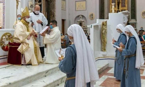 Śluby odbyły się w katedrze San Giuliano di Caltagirone przed bp. Calogero Perim.