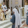 Śluby odbyły się w katedrze San Giuliano di Caltagirone przed bp. Calogero Perim.