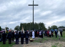 Pomnik nagrobny śp. ks. Ireneusza Szustaka