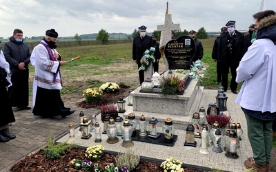 Pomnik nagrobny poświęcił ks. Jan Serszyński.