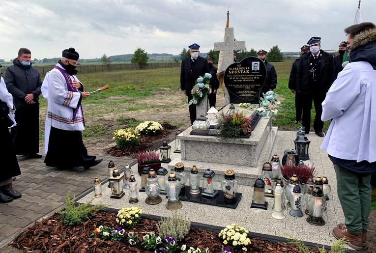 Pomnik nagrobny poświęcił ks. Jan Serszyński.